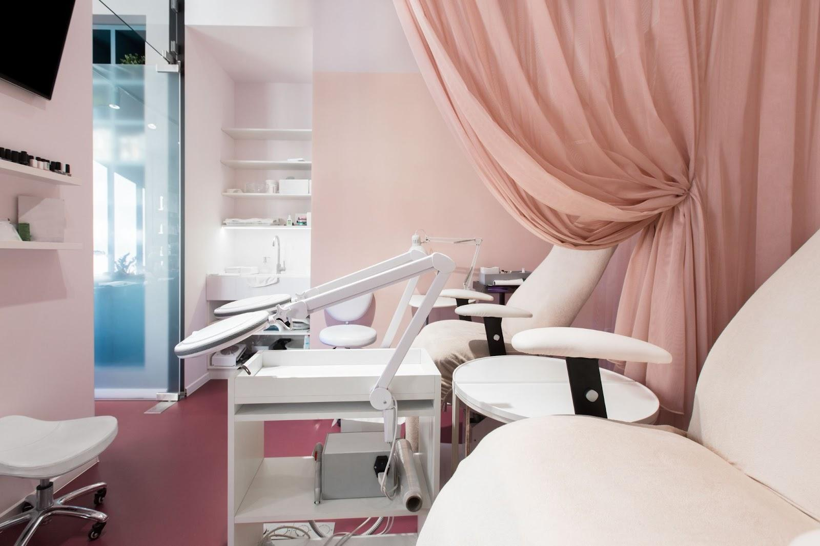 ネイルサロンの開業資金を助成金で調達